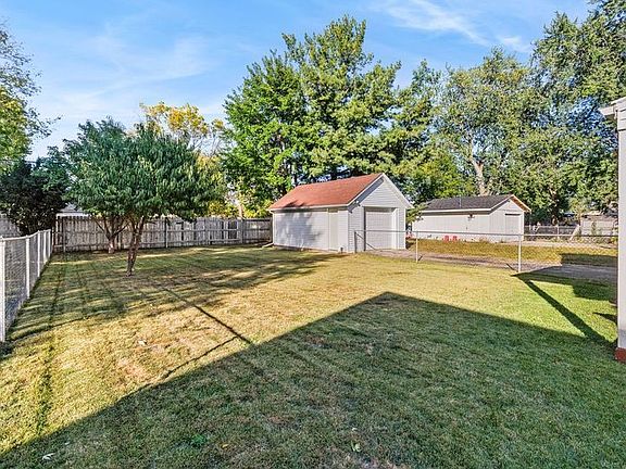 4th image of 344 Sheridan Dr