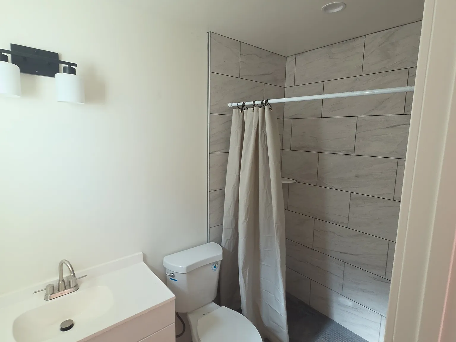 3 bed, 1100 sqft, $1,300 — Photo 3
