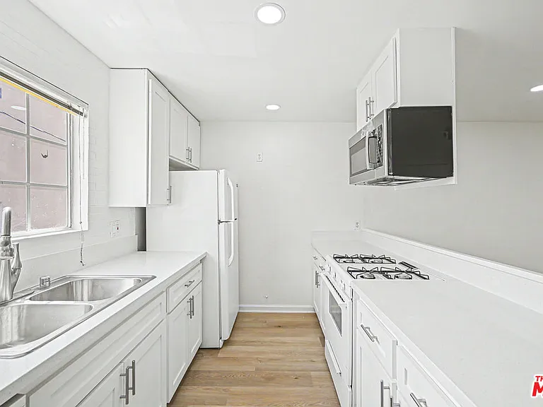 1820 S Barrington Ave #202 — Photo 8