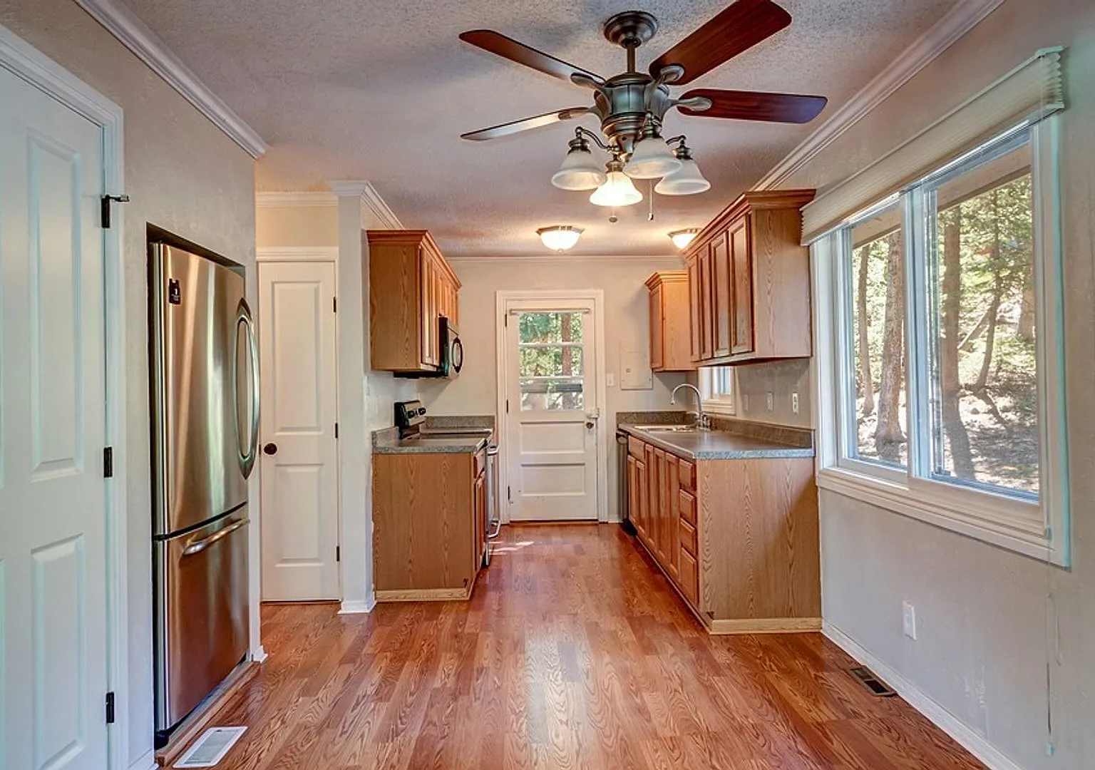 Garage! 4th bedroom or extra living! Cabin in the woods! Blue River! — Photo 3