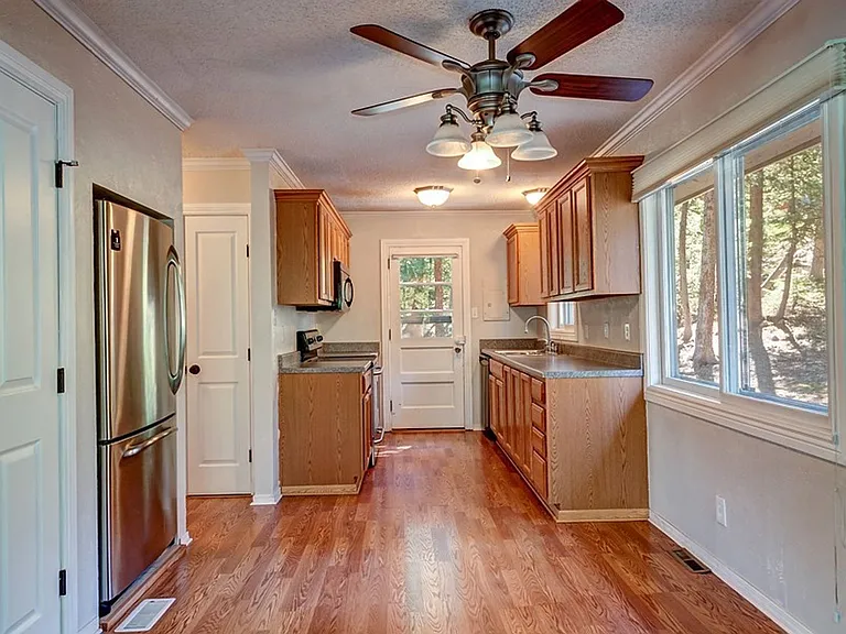 392 Doris Dr — Photo 3