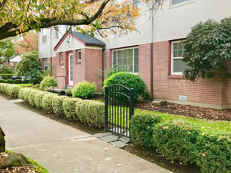 N0131 - Claremont Apartments — Photo 22