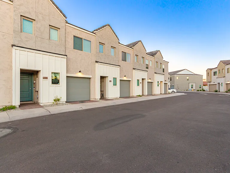 2134 W Harmont Dr — Photo 13