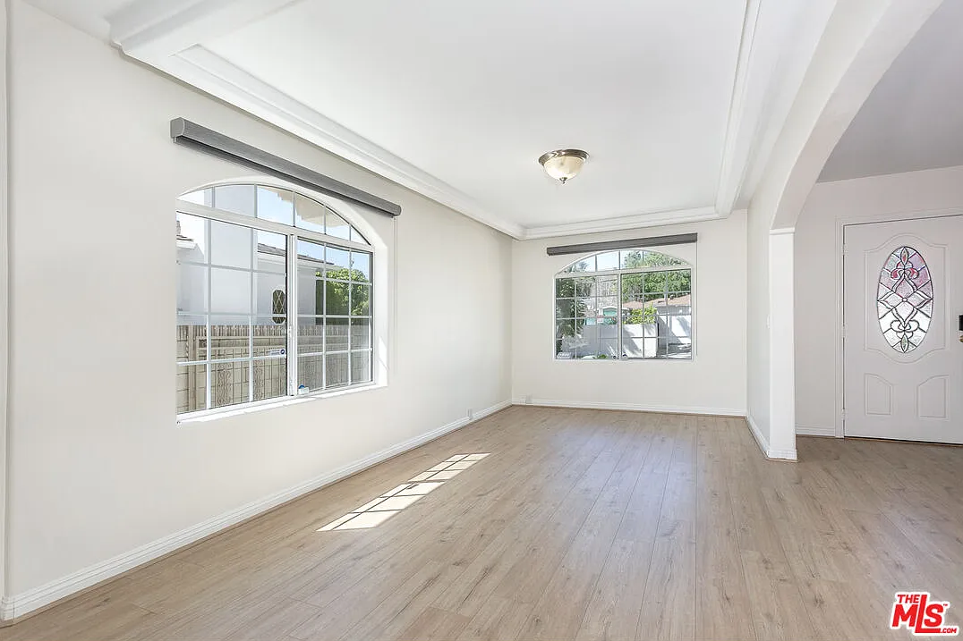 5 bed, 4.0 bath, 2962 sqft, $10,000 — Photo 3