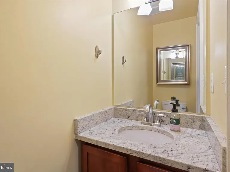 101 Roberts Ct — Photo 5