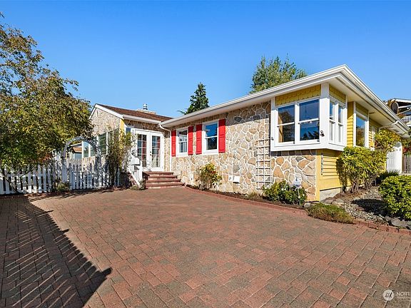 3rd image of 1222 S Sunset Drive