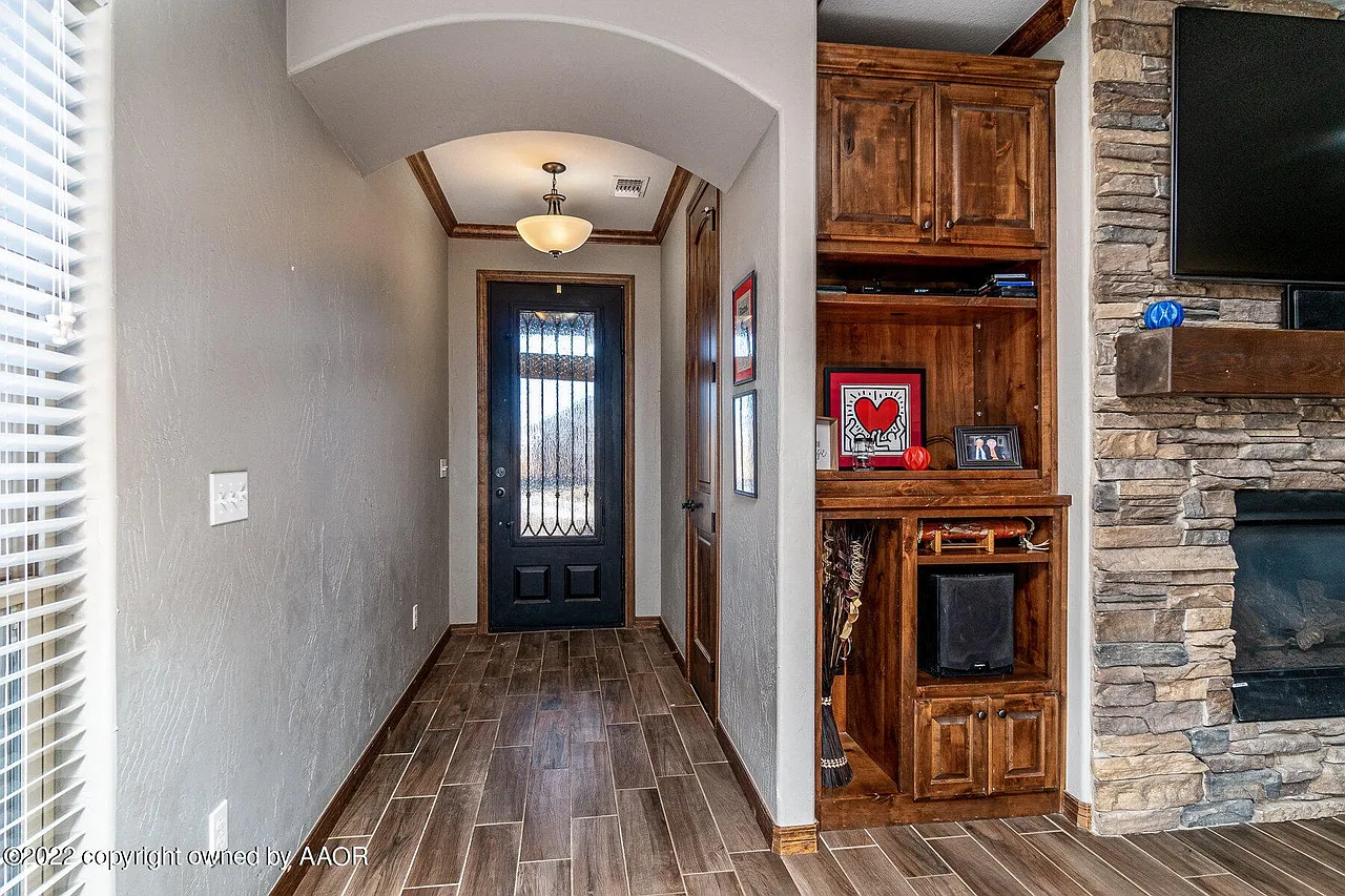 3 bed, 2412 sqft, $2,700 — Photo 4