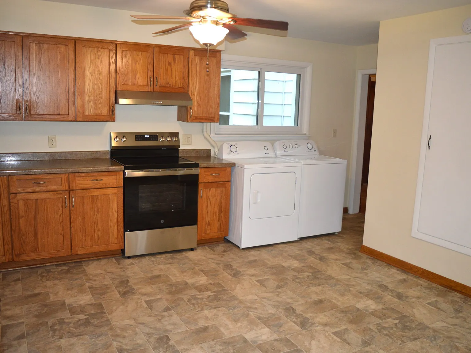 4 bed, 1824 sqft, $2,595 — Photo 4