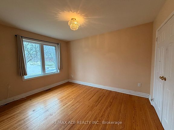 5th image of 48 Ronway Cres