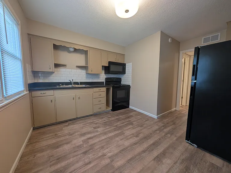 216 W 8th Ave #2 — Photo 8