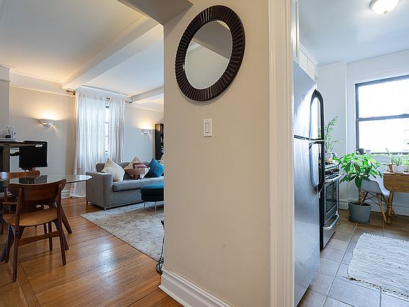 4th image of 27 W 96th St APT 4B