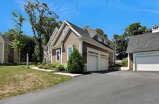 2nd image of 8 Willow Woods Dr