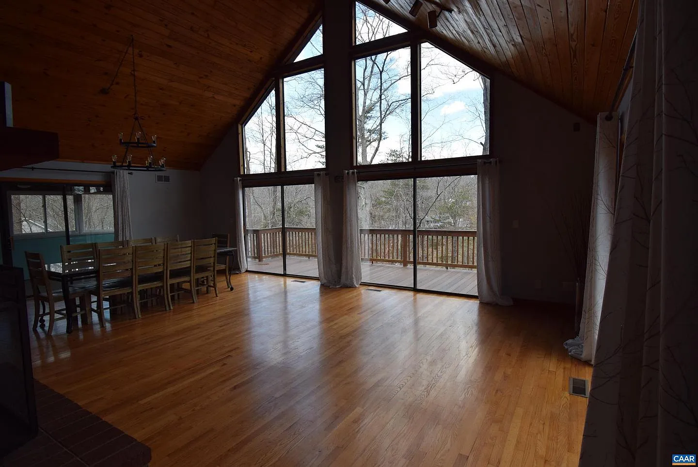 3 bed, 2.0 bath, 1601 sqft, $2,300 — Photo 3