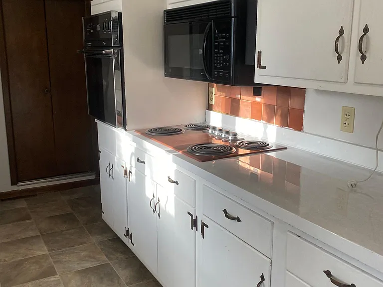 409 N Maple St — Photo 4