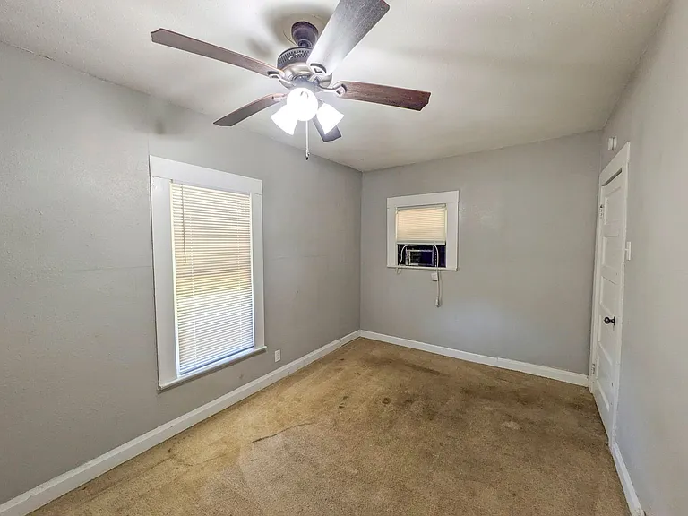 1102 Dallas St — Photo 10