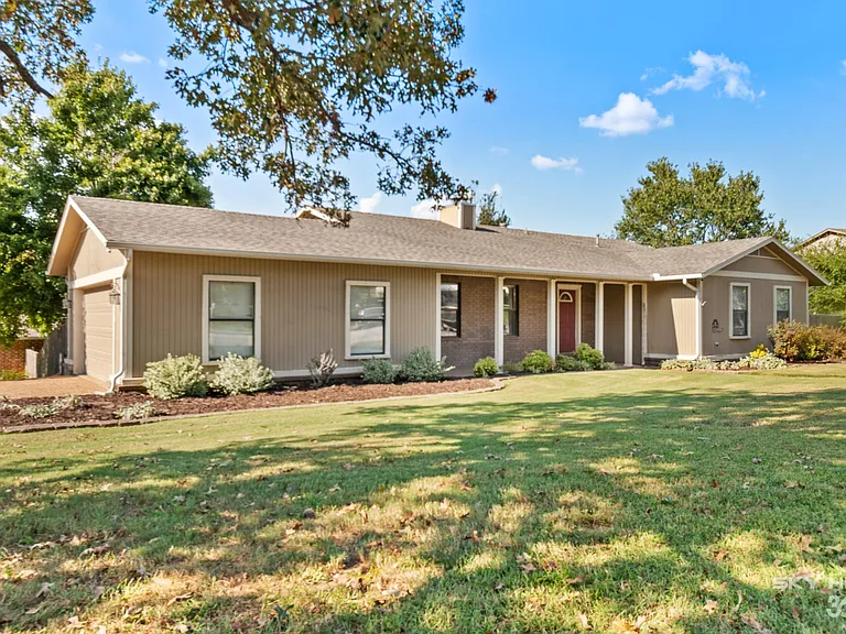 2416 N Robin Rd — Photo 1