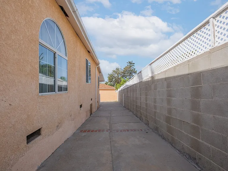 10409 McClemont Ave — Photo 14