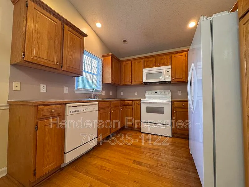 3 bed, 2.0 bath, 1476 sqft, $1,650 — Photo 4