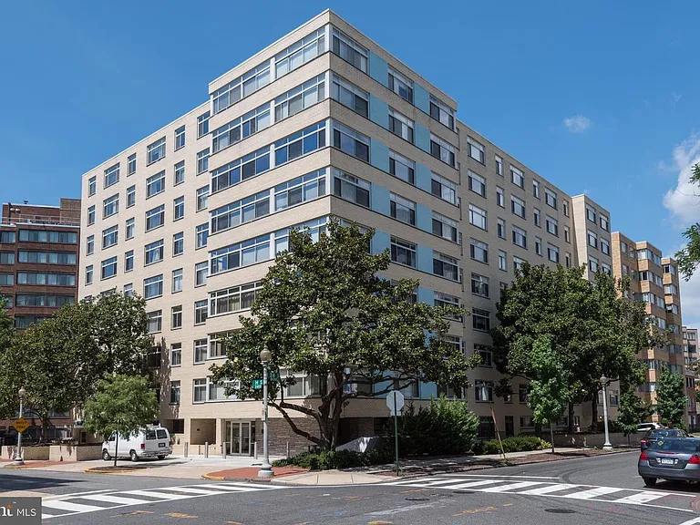 2401 Washington Cir NW #H-803 — Photo 31