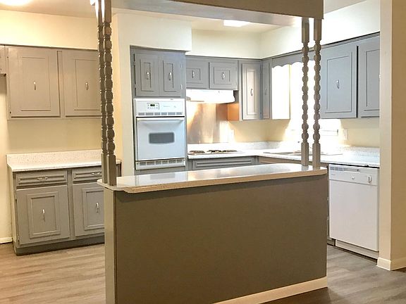 3rd image of 502 Birchwood Cir