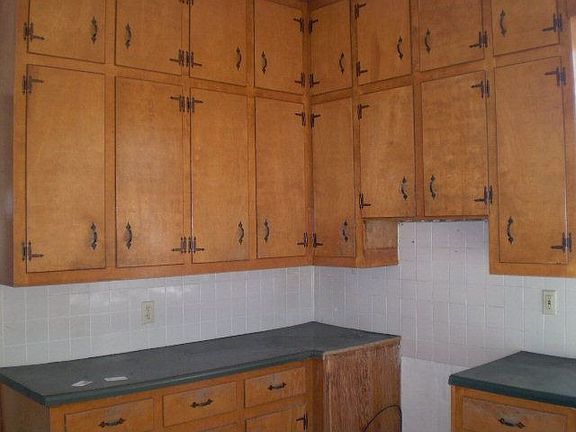 5th image of 907 W Church St