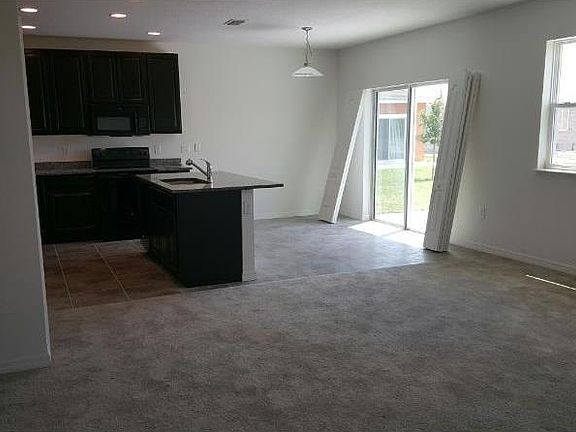 3rd image of 702 Franklin Ct