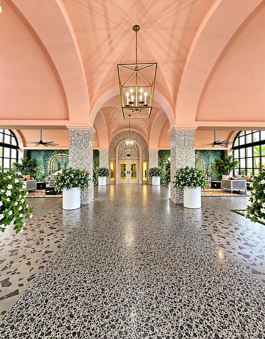The Alexander Condo — Photo 2