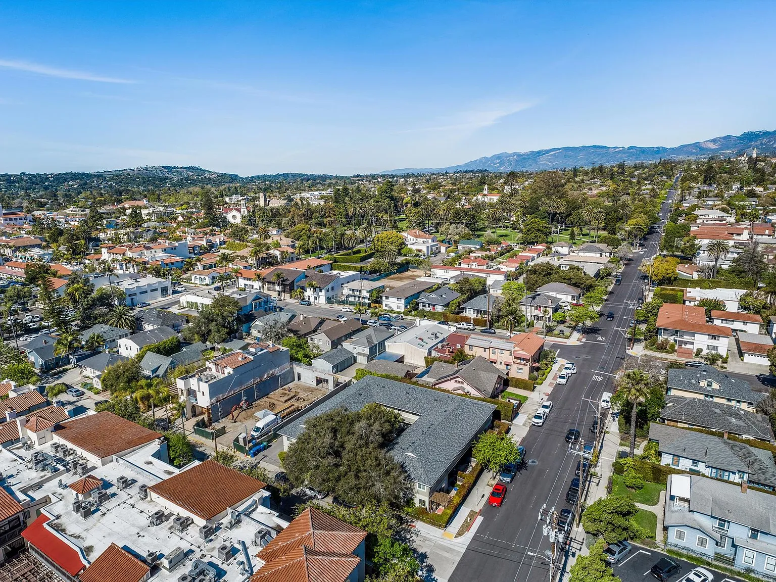 Stunning and Modern 2-Bedroom 1-Bath Apartment in Downtown Santa Barbara — Photo 4