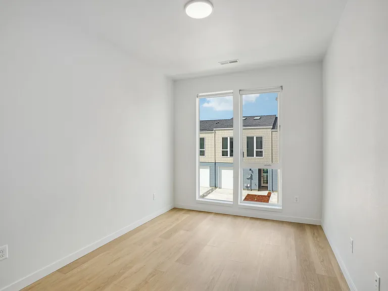 Ellis Apartments — Photo 42