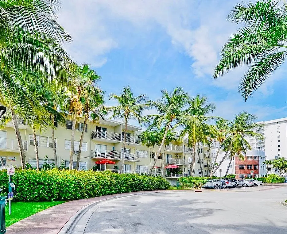 Sunshine Bay Condo — Photo 1