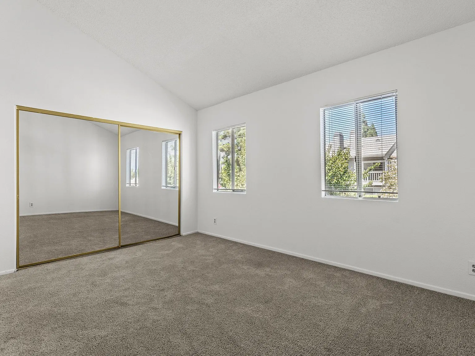 Spacious and Bright Apartment in North Hollywood — Photo 3