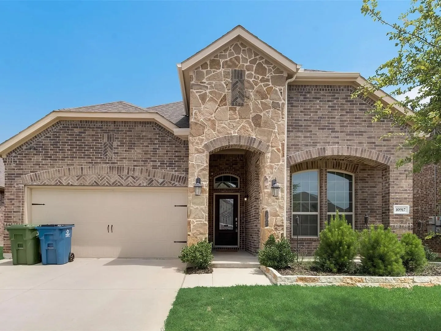4 Bedroom Home in Aubrey with Beautiful Open Floor Plan — Photo 2