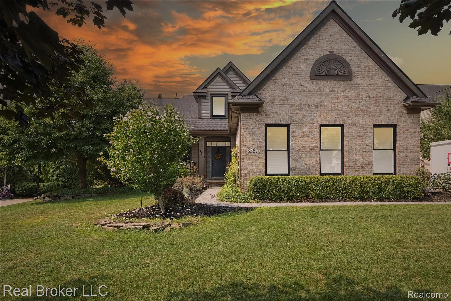 8567 Hummingbird Dr photo 1
