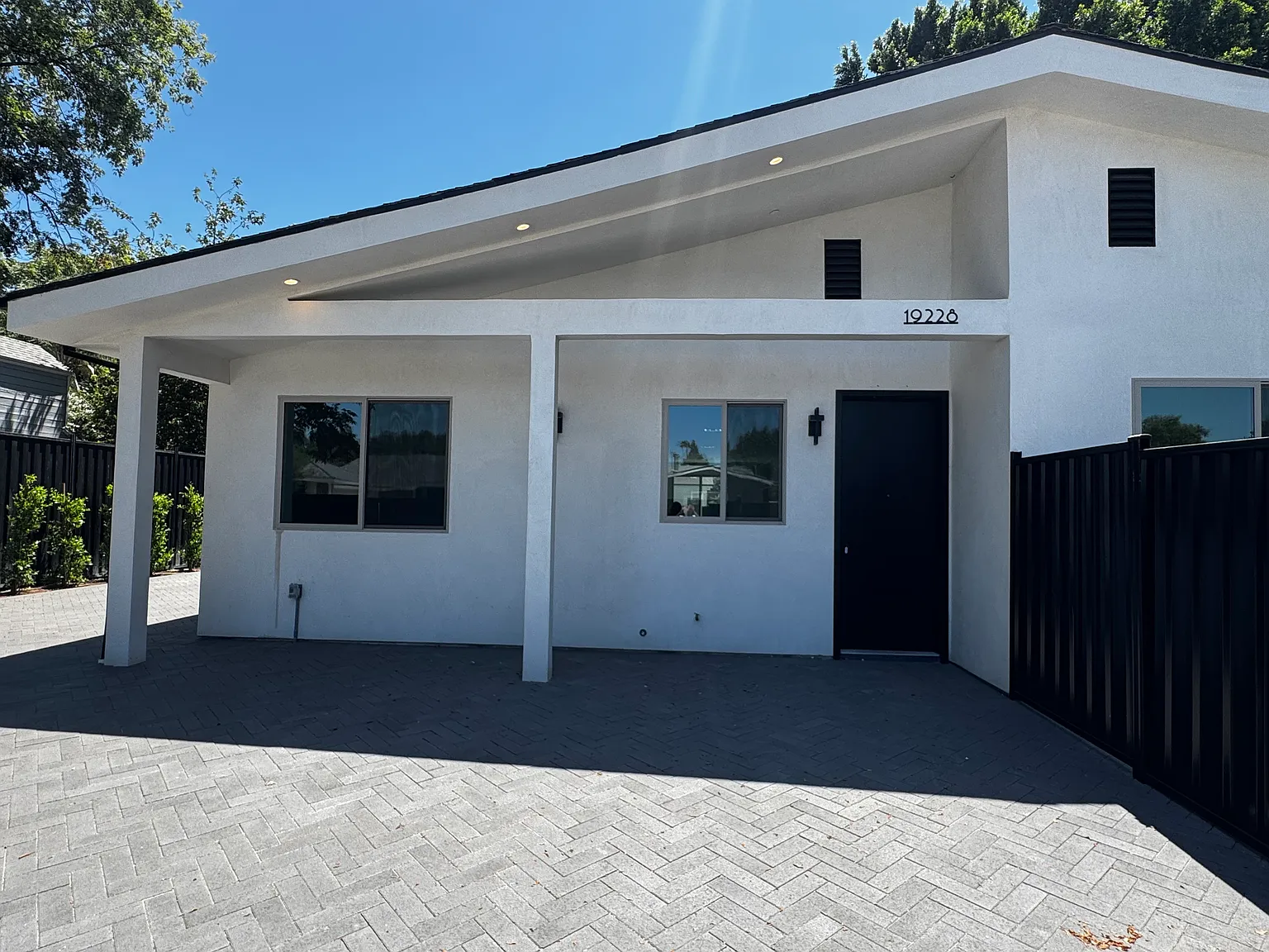 4 bed, 1885 sqft, $4,899 — Photo 2