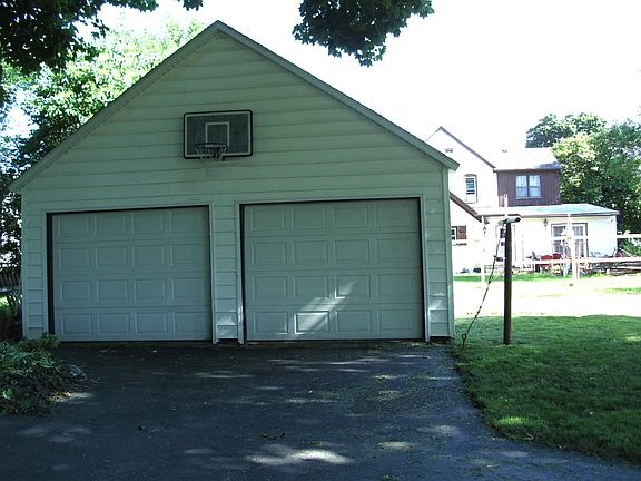 5th image of 215 S 10th St