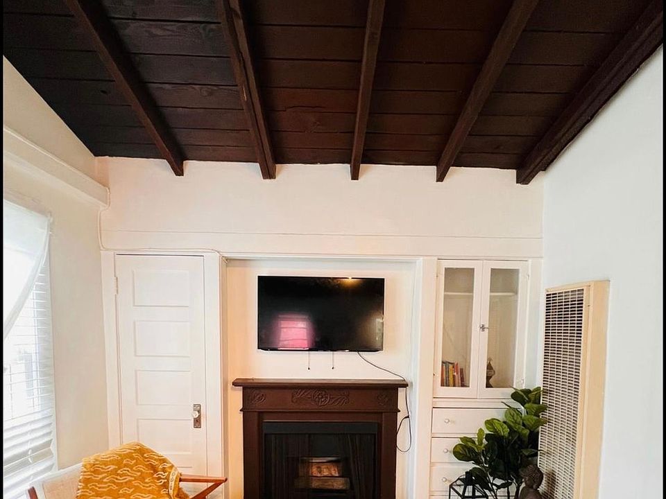 1st image of 402 N Venice Blvd APT B