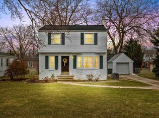 1035 Hampton Rd, Grosse Pointe Woods, MI 48236