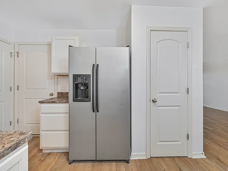 305 NW 16th Pl — Photo 3