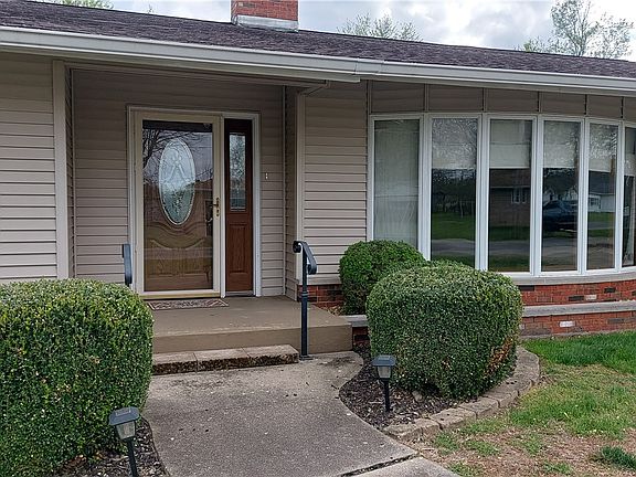 3rd image of 208 E Curtis St