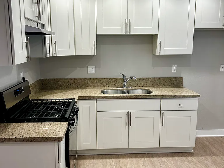 Sundance West Apartments — Photo 1