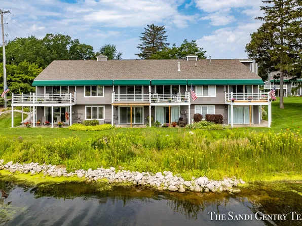 604 Edgewater Ct, Spring Lake, MI 49456