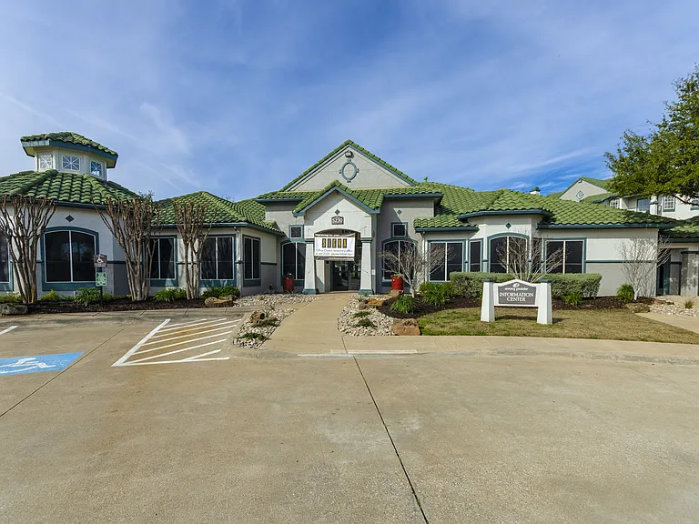 Siena Apartments — Photo 4