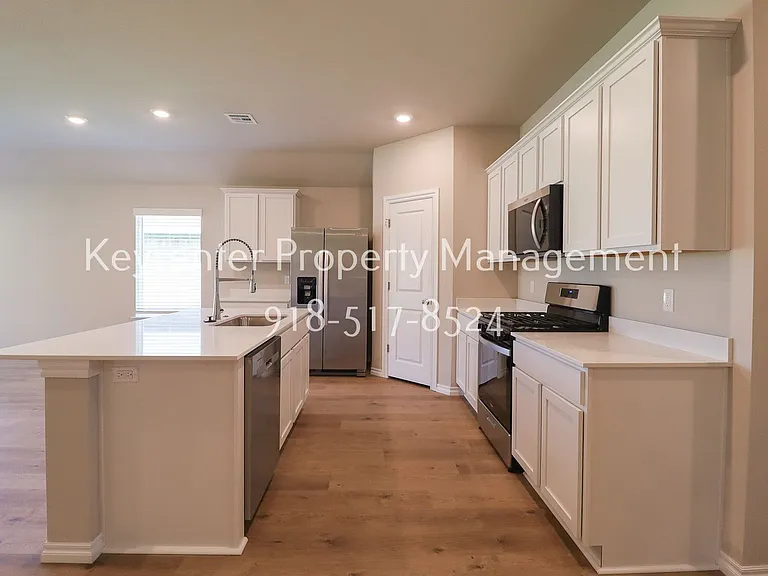 15610 S 75th East Ave — Photo 14