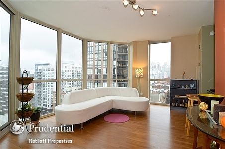 3rd image of 645 N Kingsbury St APT 1409