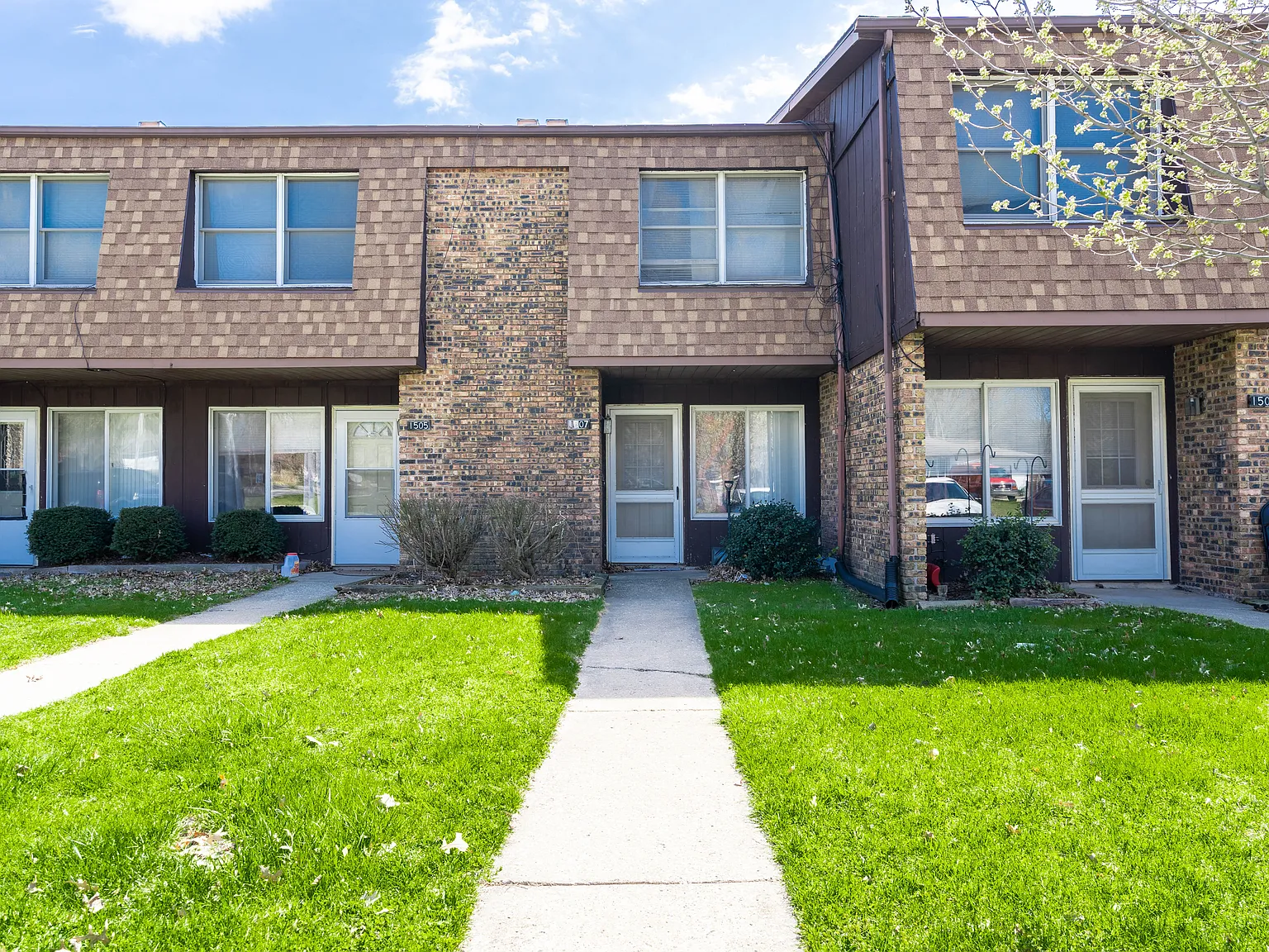 2 bed, 1.5 bath, 1000 sqft, $1,295 — Photo 1
