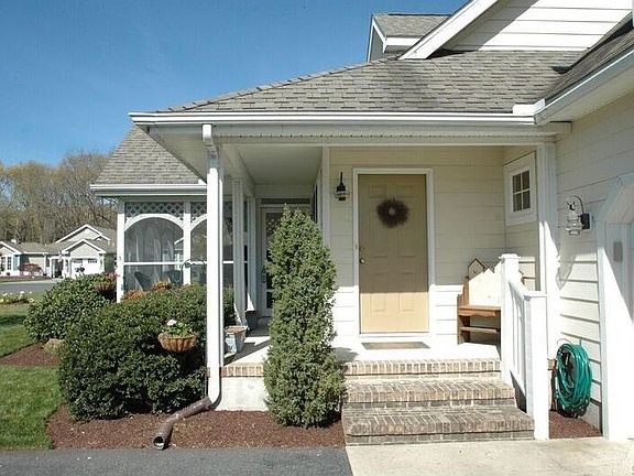 3rd image of 220 Lakeside Dr