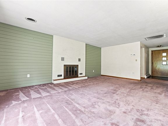3rd image of 460 Collier Rd