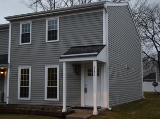 1284 Downing St, Roselle, IL 60172