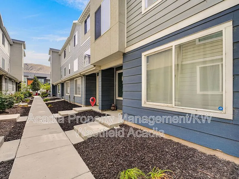 3 bed, 3.0 bath, 1800 sqft, $2,149 — Photo 2