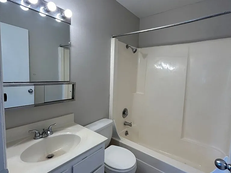 Candlelite Apartments — Photo 115